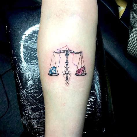 Tatuaje de signo de libra